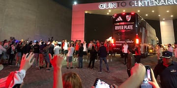 River llegó a Córdoba y sus fanáticos estuvieron por horas esperando a los futbolistas.