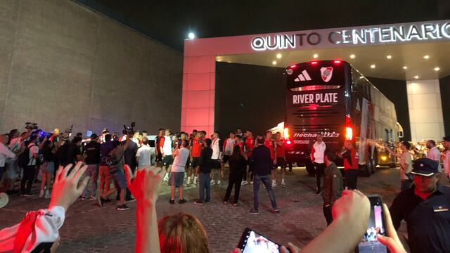 River llegó a Córdoba y sus fanáticos estuvieron por horas esperando a los futbolistas.