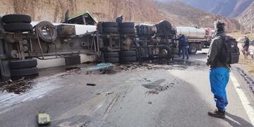 Dos camiones chocaron de frente en Alta Montaña y un chofer falleció en el lugar. - Foto: Ministerio de Seguridad