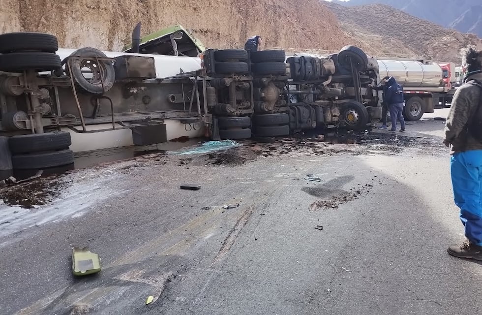Accidente fatal en Alta Montaña: chocaron dos camiones y uno ellos, de origen chileno, murió