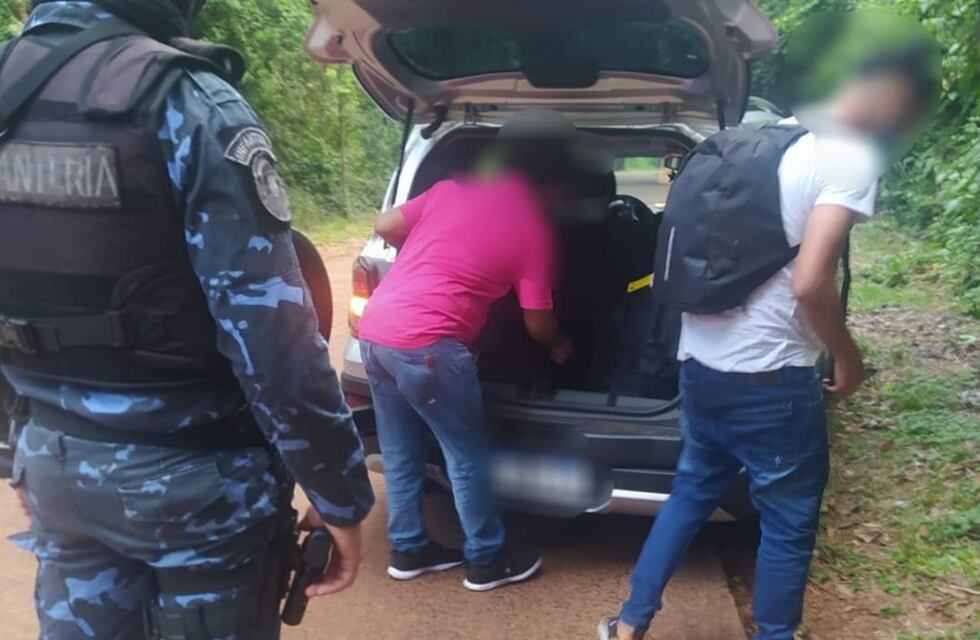 Intentó ingresar al país en el baúl de un remís