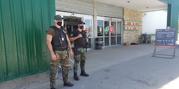 Una mujer intentó robarse 3 kilos de asado y provocó un caos en el supermercado