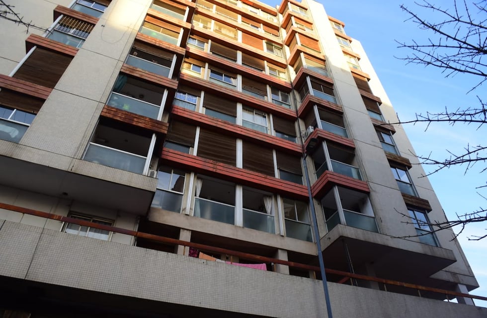 Se conoció una grave denuncia contra el hermano del hombre que vivía con un cadáver en Córdoba