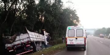 El camionero debió ser rescatado por bomberos.