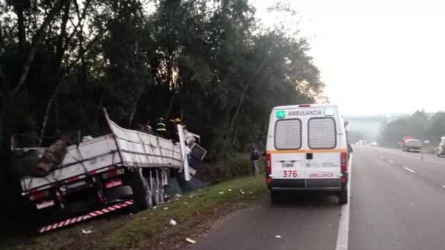 El camionero debió ser rescatado por bomberos.