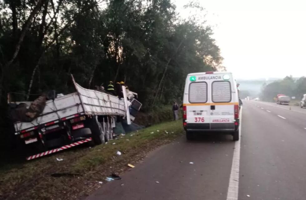 Un accidente entre un camión y un auto dejó dos heridos sobre ruta 14 entre Alem y Cerro Azul