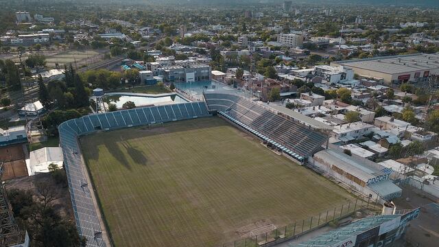 Se ha preparado un importante dispositivo de seguridad para evitar que los hinchas del Tomba se acerquen al estadio Feliciano Gambarte este sábado. Gentileza Sarío Pérez/El Sol