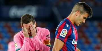 No quiere ver. Lionel Messi y un gesto de amargura por el empate ante Levante. (AP)