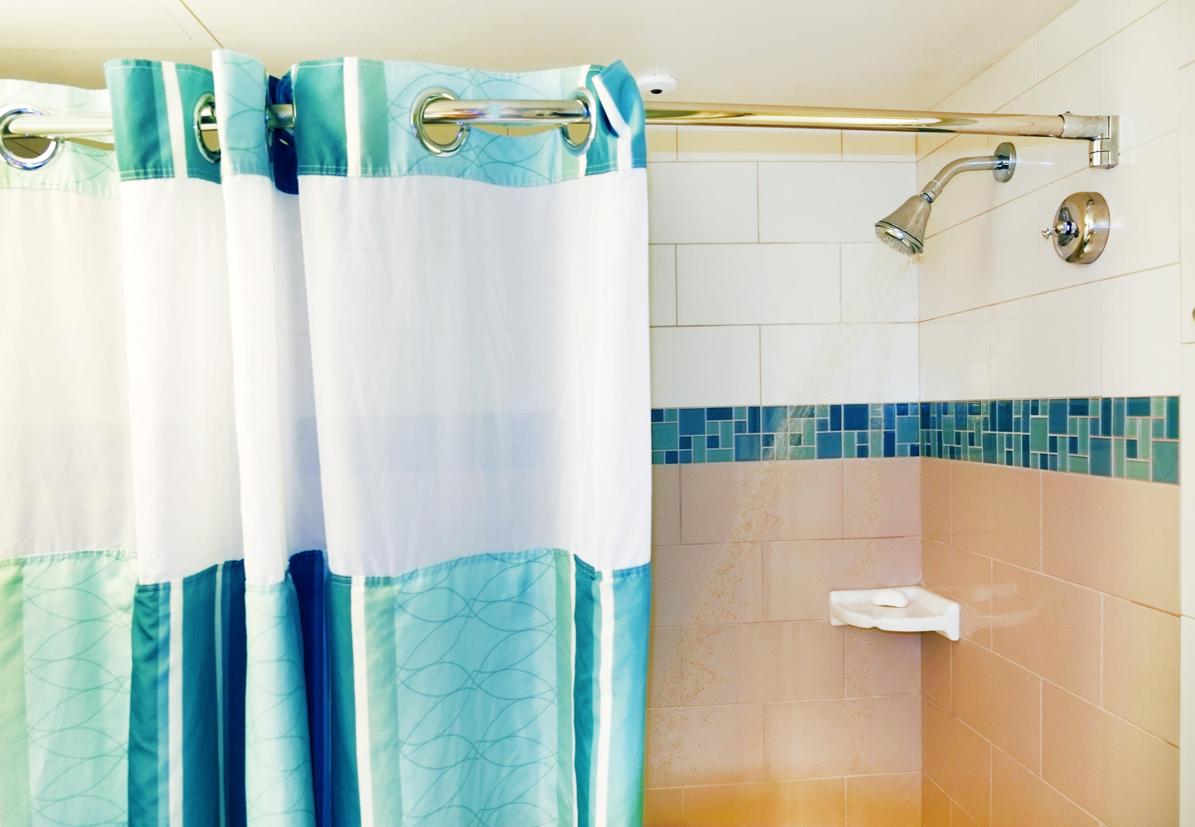 El truco para limpiar la cortina del baño.