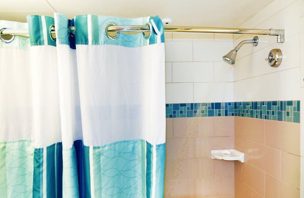 El truco definitivo para limpiar la cortina del baño sin tener que sacarla