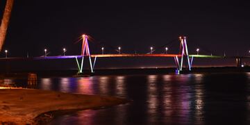 Luces ornamentales adornan el viaducto sobre el río Paraná en el tramo correntino, el puente conecta a Corrientes y Chaco.