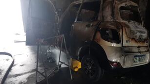El auto eléctrico incendiado