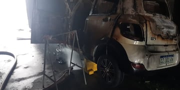 El auto eléctrico incendiado