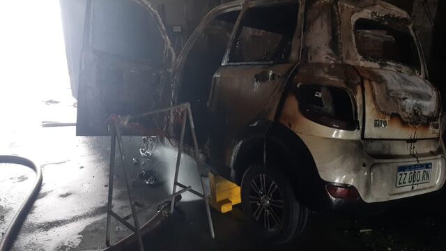 El auto eléctrico incendiado