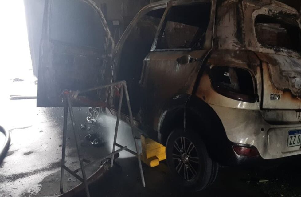 Se incendió un taller mecánico: explotó la batería de un auto eléctrico