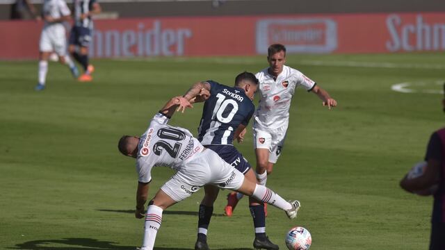 El mediocampista sintió un tirón y pidió el cambio.